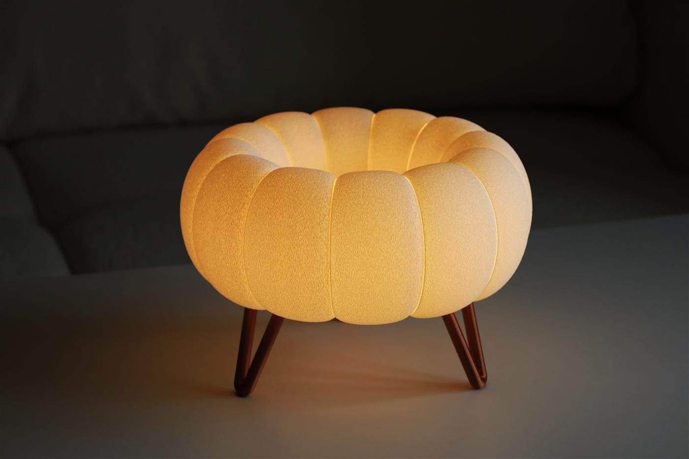 Airy Table Lamp, lámpara de mesa calada encendida